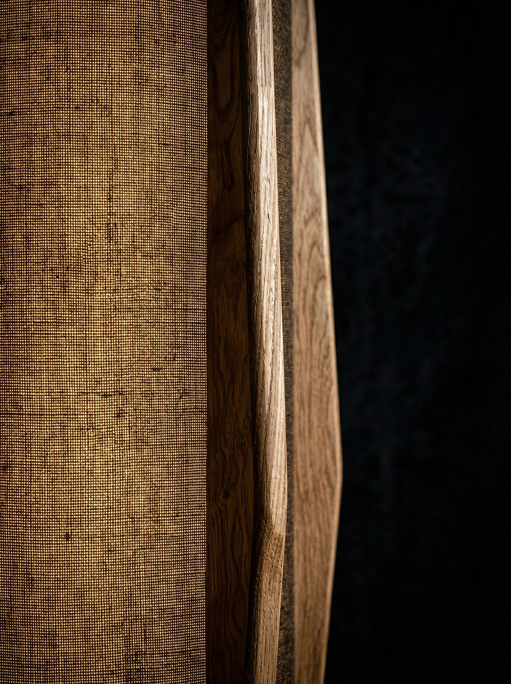 Фактура льна и натурального ясеня в дизайне светильника Teka