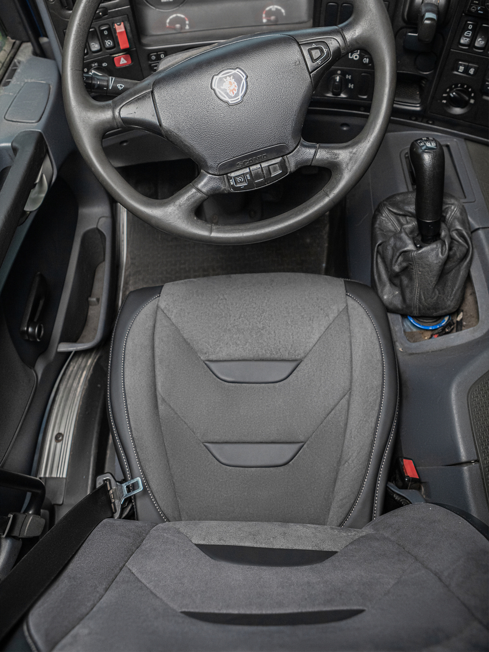 Чехлы Люкс Scania 5 серия Высокое и низкое сиденье (экокожа, черный, серая вставка)