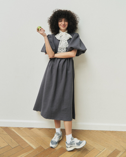 Платье с жабо и рукавами-фонариками из крапивы цвета "Графит"