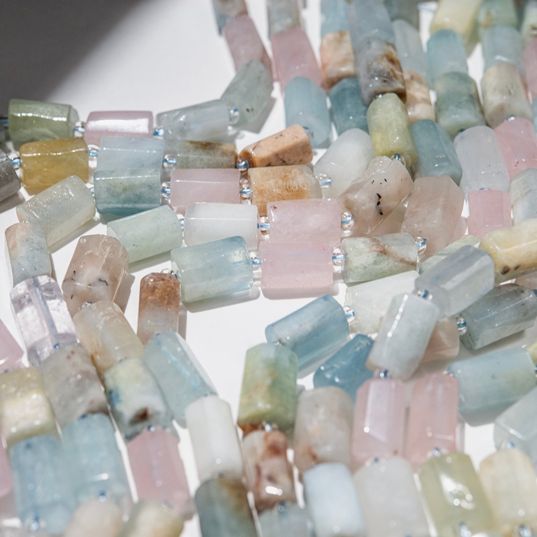 Микс бериллов натуральный, бочонки с гранями, 9-13,5*7-9мм