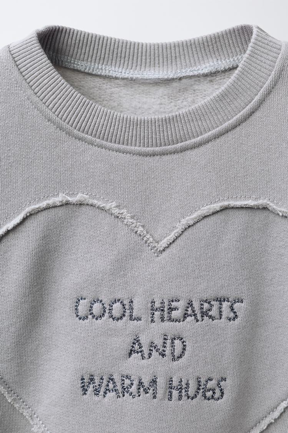 ZARA ТОЛСТОВКА С ВЫШИТЫМ СЕРДЦЕМ И НАДПИСЬЮ, МЯГКИЙ СЕРЫЙ