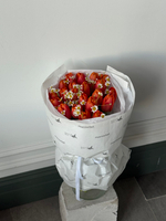 Букет из оранжевых тюльпанов и ромашки