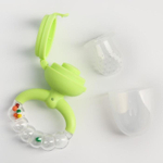 4780630 Ниблер с силикон. сеточкой, ручка-погремушка, вр. поршень, цвет зеленый