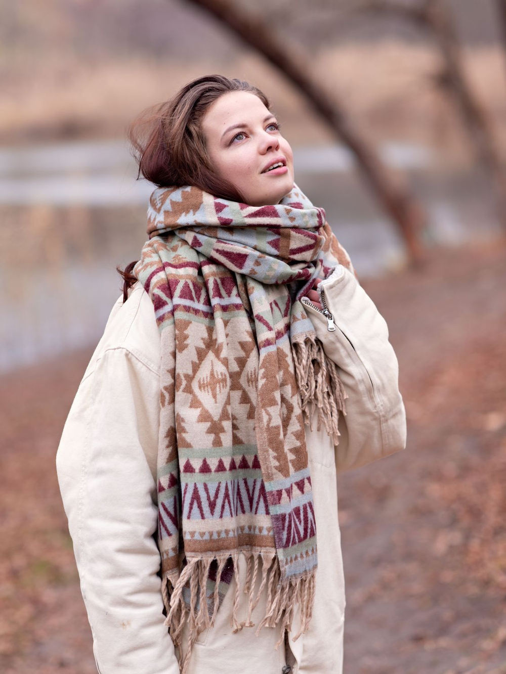 Теплый палантин с орнаментом