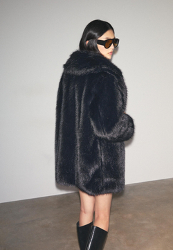 STRADIVARIUS Искусственная шуба стандартного кроя, черный