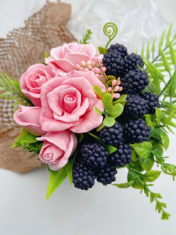 Букет «Ежевика в розах»