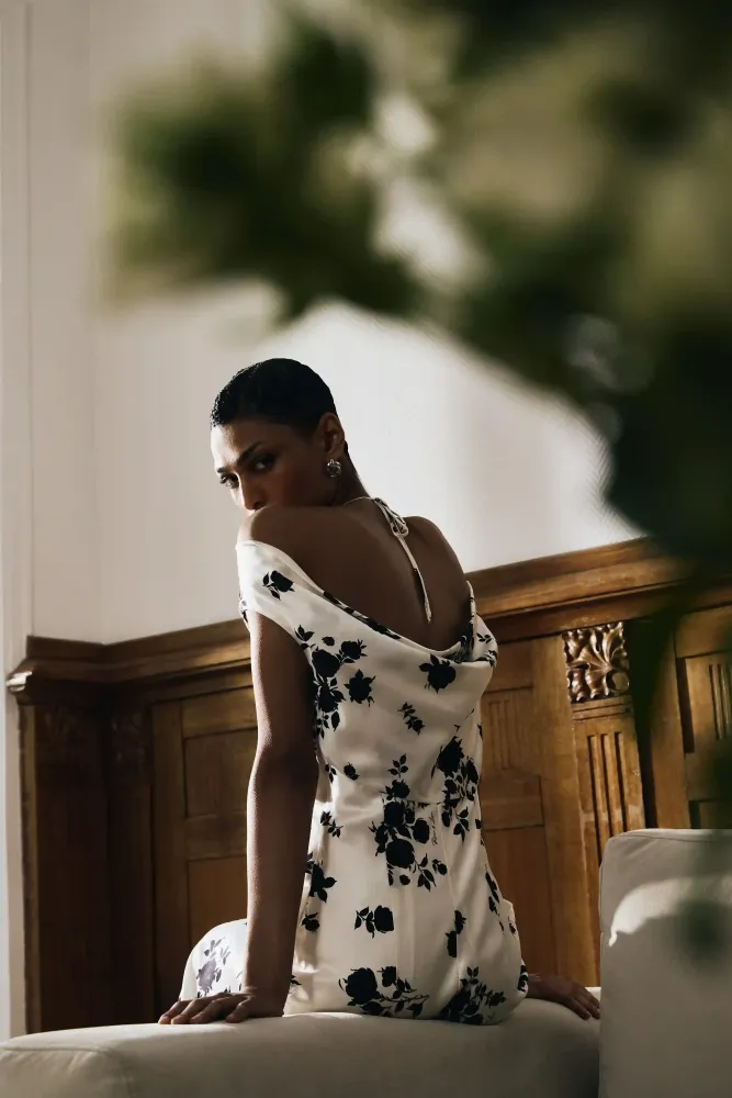 Lucy maxi, платье макси из молочного атласа с цветочным принтом