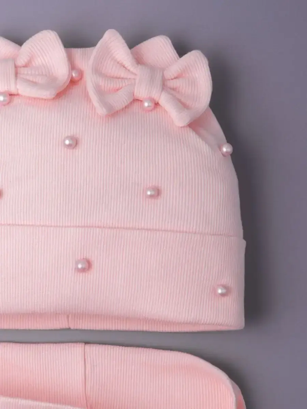 Шапка для девочки на осень с бусинами и снуд