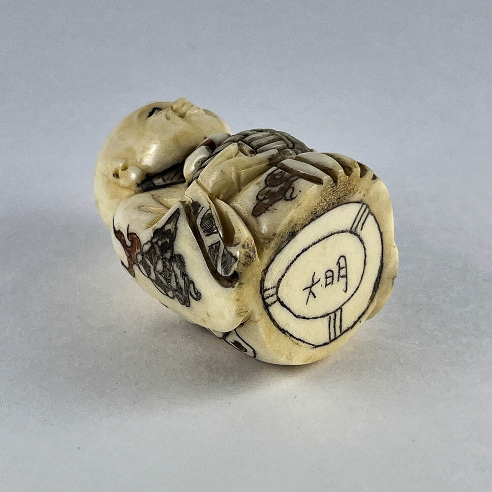 Статуэтка нэцкэ Мальчик Карако с рыбой на удачу