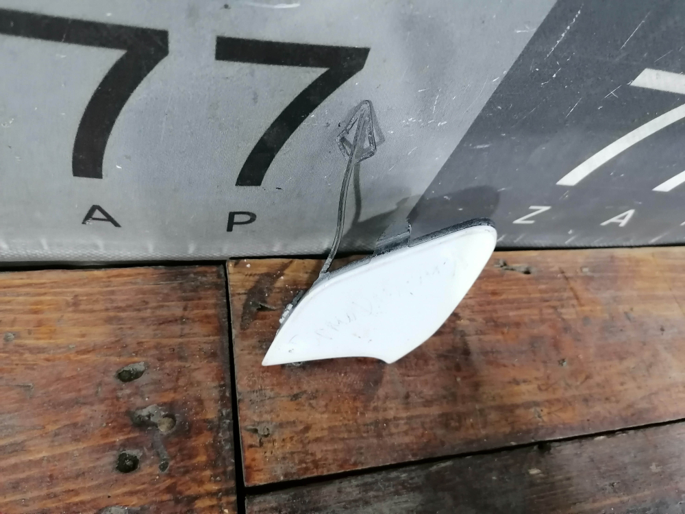 Заглушка буксировочного крюка Ford Focus 3 14-19 Б/У Оригинал 1879568