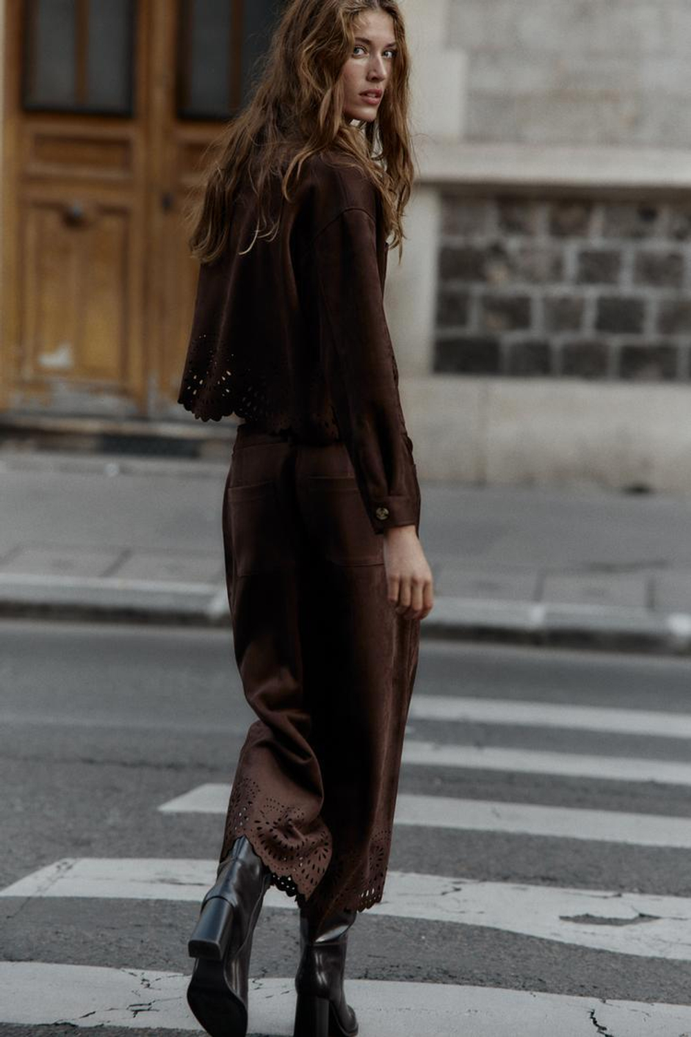 ZARA КУРТКА ИЗ ИСКУССТВЕННОЙ ЗАМШИ С ПЕРФОРИРОВАННЫМ НИЗОМ, КОРИЧНЕВЫЙ