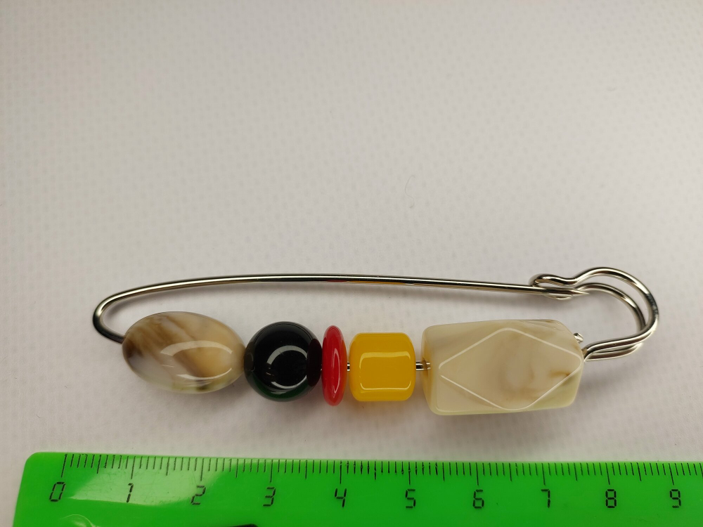 Булавка брошь  для кардигана, пальто, платков, костюмов, одежды. . Цвет жёлтокоричневый.