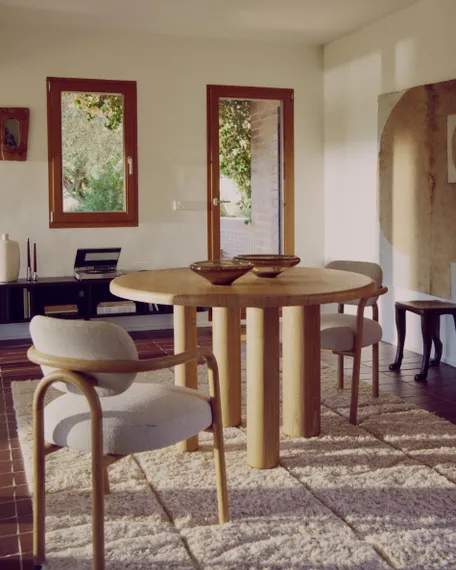 Стул Melqui из массива дуба с бежевой обивкой