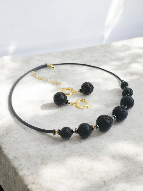 Комплект украшений из вулканической лавы и гематита с позолотой "Дыхание Земли"