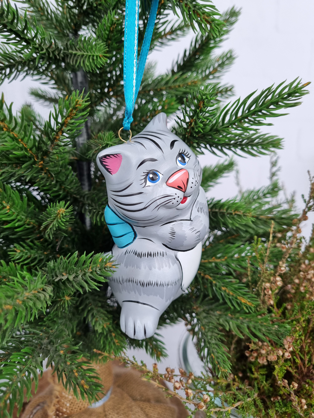 Котик с бантиком ёлочная игрушка из фарфора