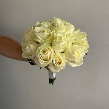 Классический свадебный букет из белых роз