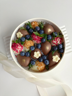 Клубника в шоколаде с ягодами голубики