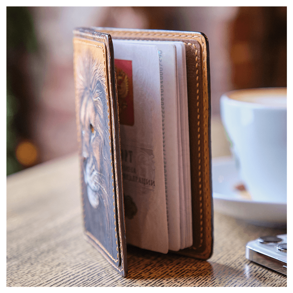 Кожаная обложка на паспорт «Лев»