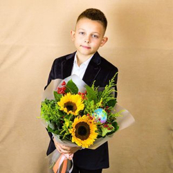 Яркий букет с подсолнухами и ягодами калины . Школьная коллекция .( 402)