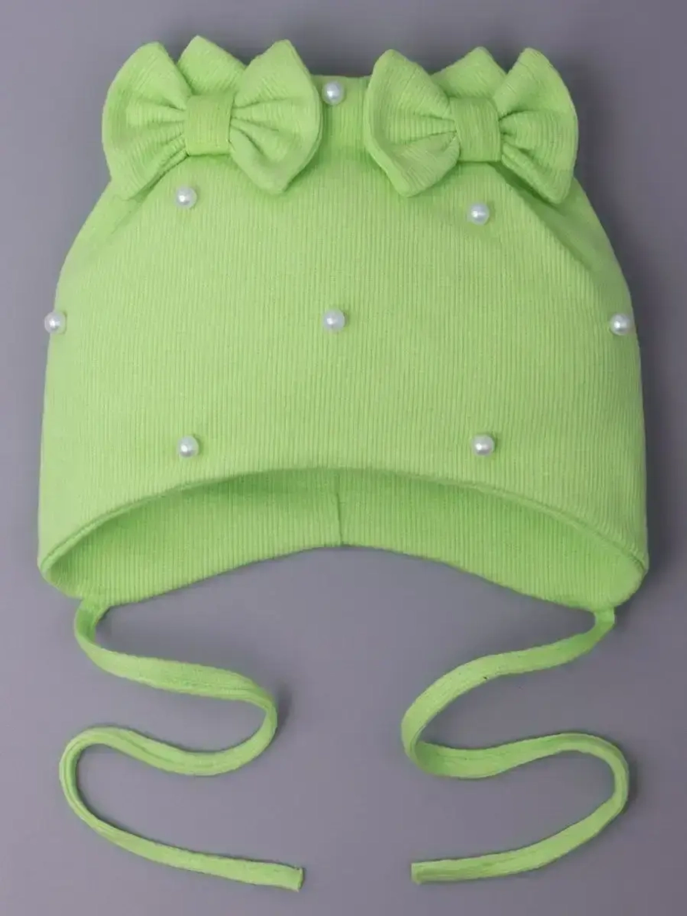 Шапка для девочки осенняя на завязках с бусинами