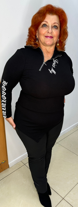 Черный джемпер/водолазка с белым принтом и асимметрией