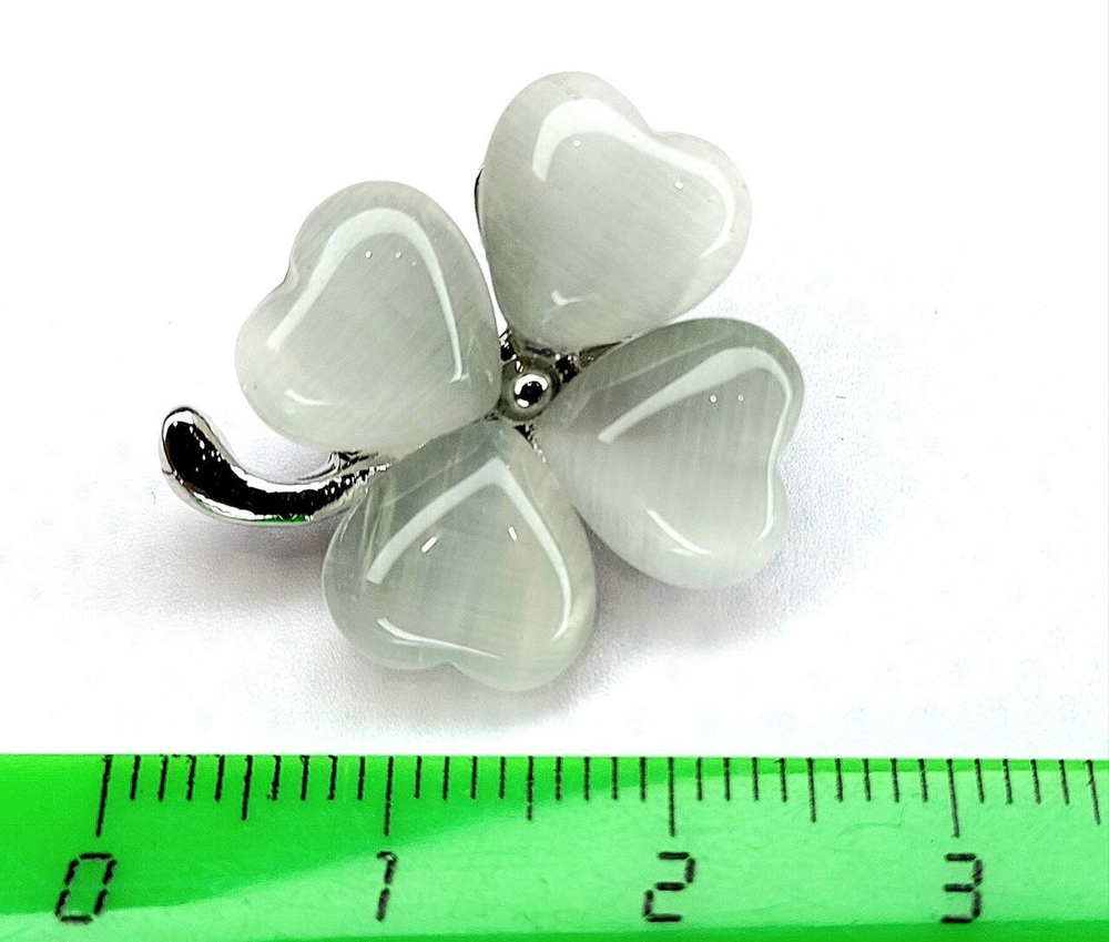 Брошка "Четырехлистный клевер".  Символ удачи. Оберег от сглаза. Цвет серебро. Белый