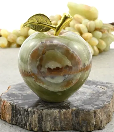Яблоко из камня оникс 75*75*90мм.