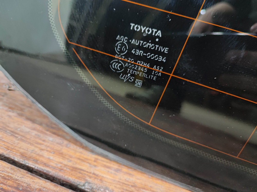Стекло багажника правое Toyota Land Cruiser 200 07-21 Б/У Оригинал 6271060E50