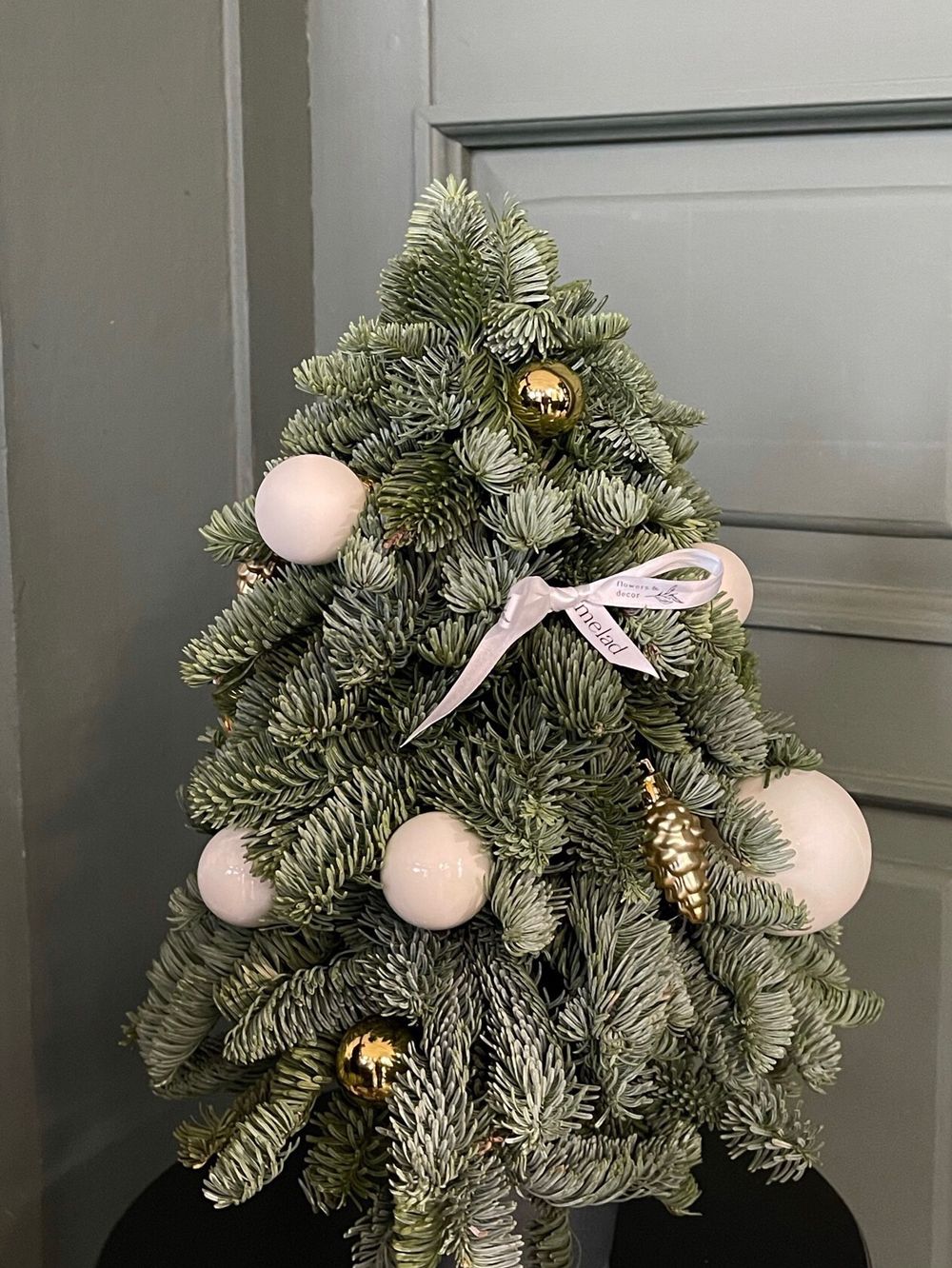 Елочная композиция h35см - в бело-золотых оттенках