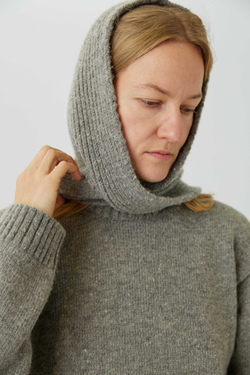 Шарф с капюшоном серого цвета