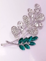 Брошь "Ветка с зелёными стразами"