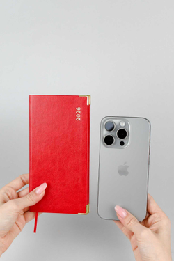 Еженедельник датированный 2026 ESCALADA, 170х88 мм, 64 л., арт. 70387/ 40 САРИФ КРАСНЫЙ (кожзам: интегральный переплёт, материал обложки: искусственная кожа "Сариф"; декор: металлические уголки, тиснение фольгой; способ крепления блока: ниткошвейный;