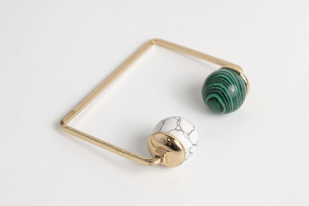 Дизайнерский браслет-кафф с бусинами с мраморированным и малахитовым принтом