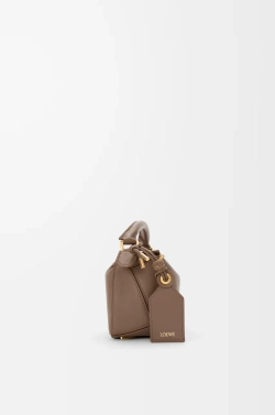 Loewe Мини-сумка Puzzle Featherlight из овечьей кожи наппа, серо-коричневый