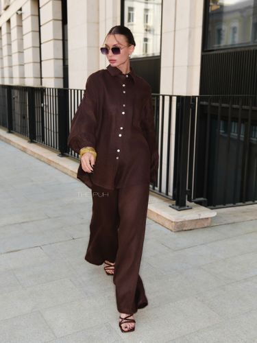 Шоколадный льняной брючный костюм с необработанными краями