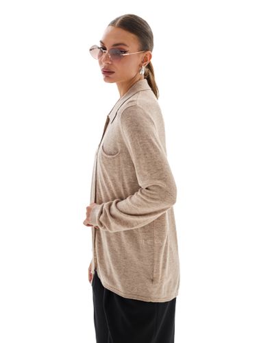 Трикотажная бежевая рубашка с нагрудным карманом