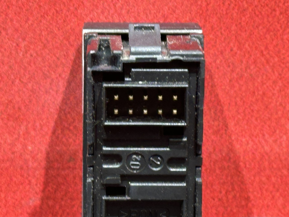 Кнопка люка