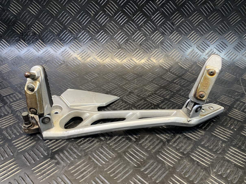 Подножки водителя и пассажира с кронштейном левые Suzuki GSR400 (GK7DA)