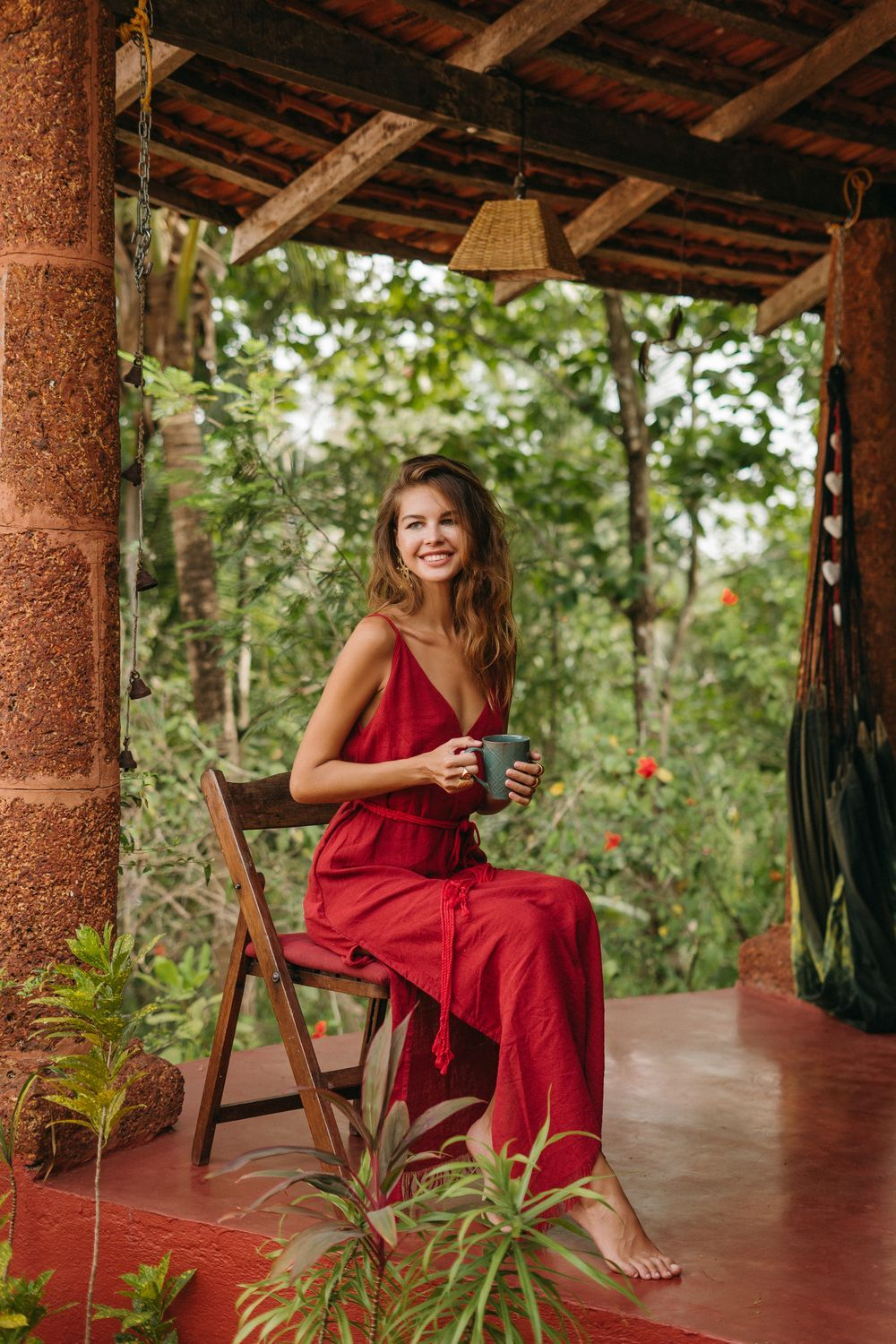 Длинное платье с V-образным вырезом (красное)