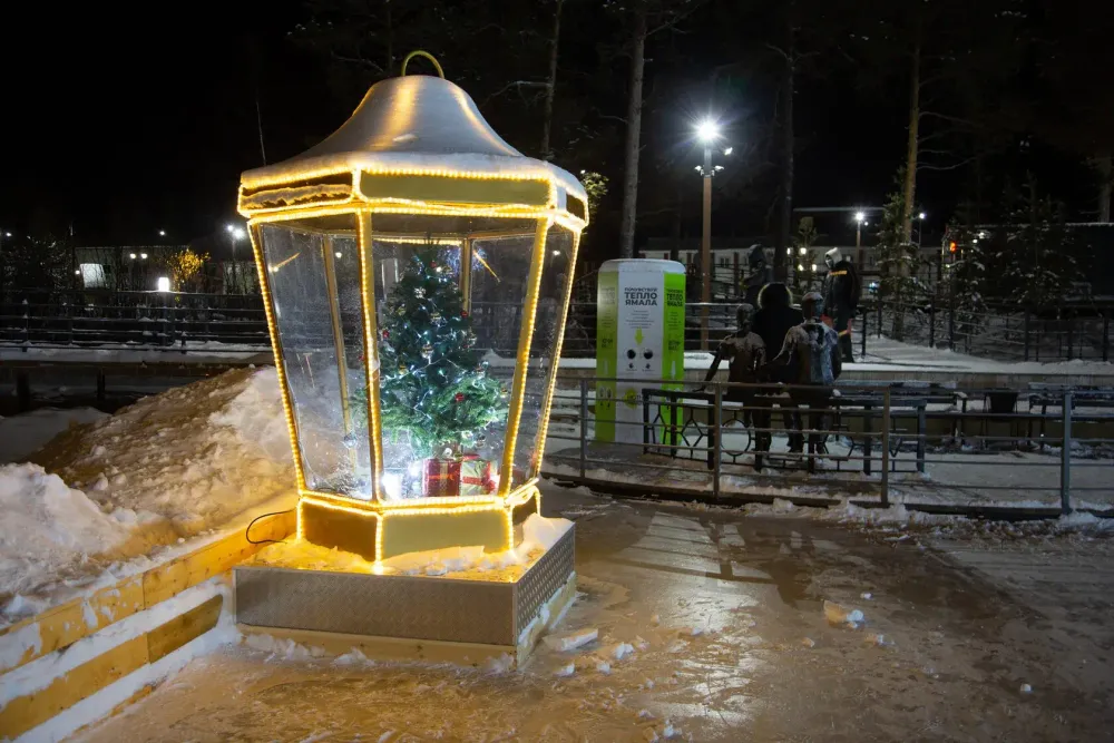 большой Фонарь с елкой внутри