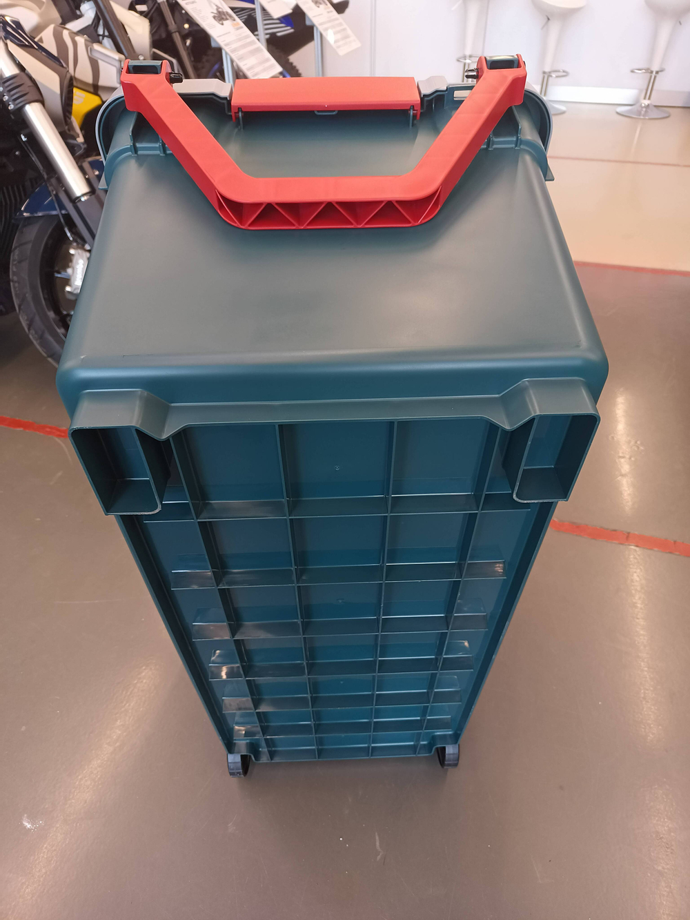 Экспедиц. бокс на колесах с ручкой RV BOX 1000 (160л)