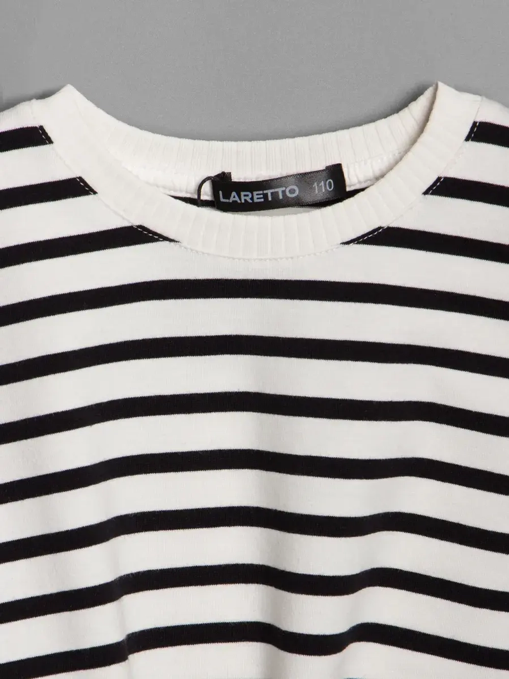 Черно-белый костюм для девочки на лето в полоску