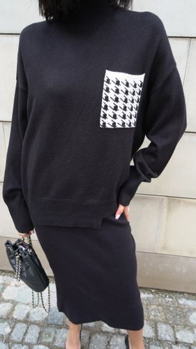 Черный трикотажный костюм с юбкой