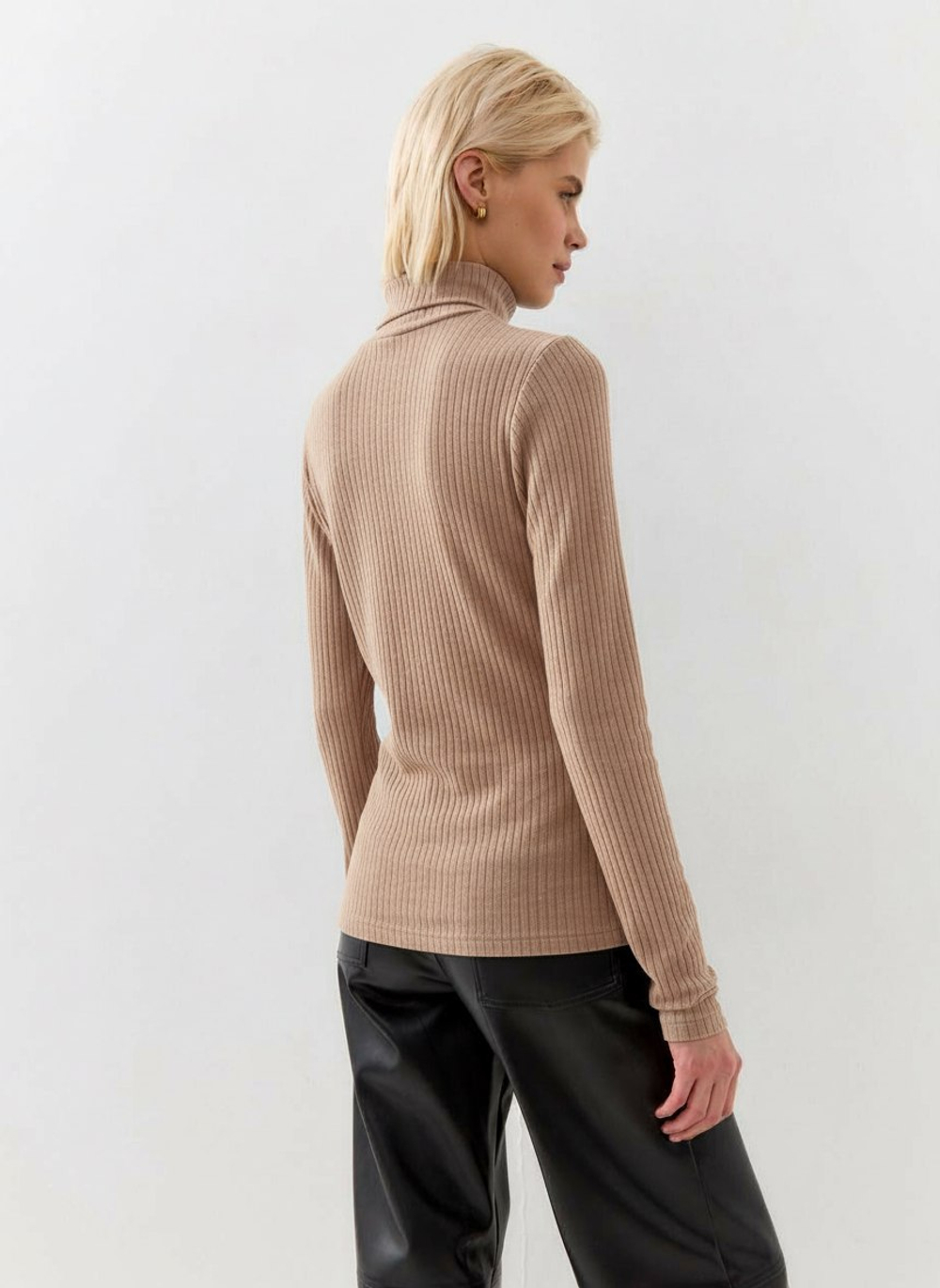 Карамельная водолазка в рубчик