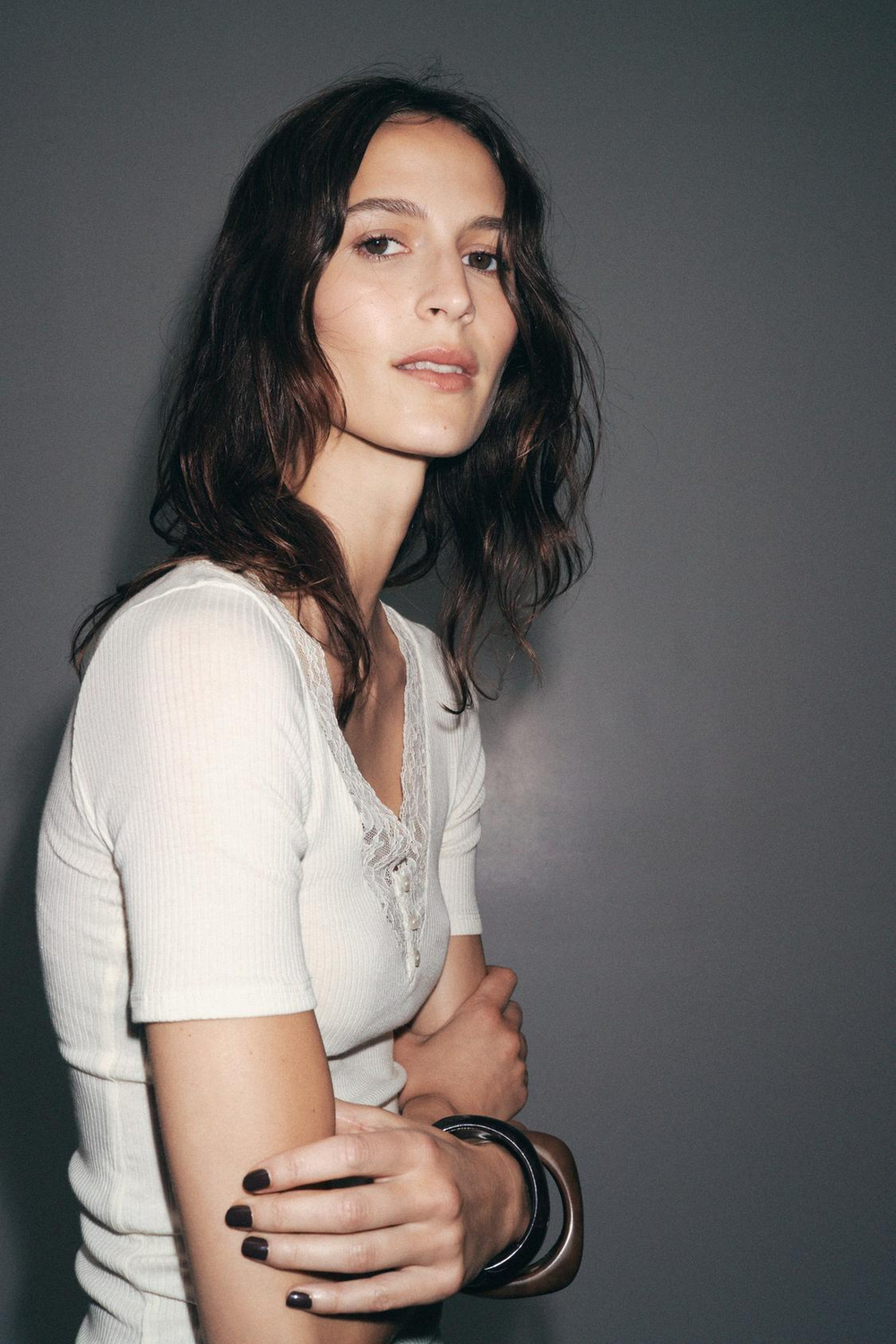 ZARA ФУТБОЛКА В РУБЧИК С КРУЖЕВОМ, ЖЕЛТОВАТО-БЕЛЫЙ