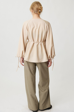 Блузка на запах из бежевой шерсти