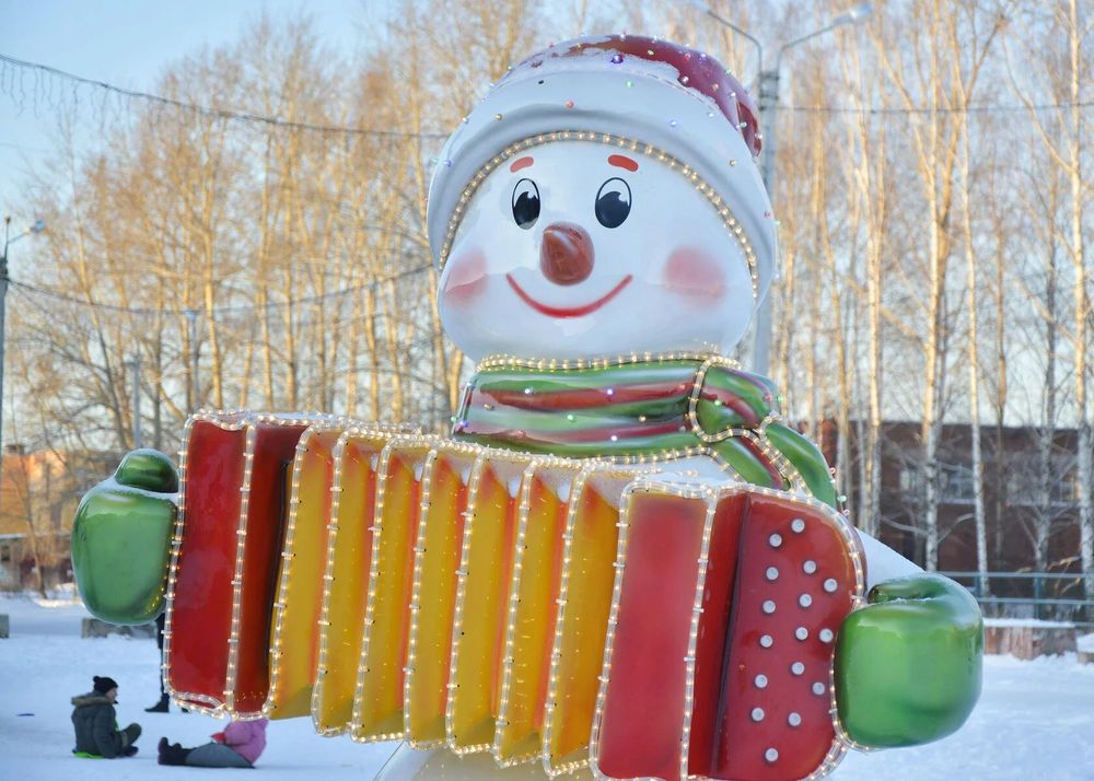 Уличная фигура "Снеговик с гармошкой"