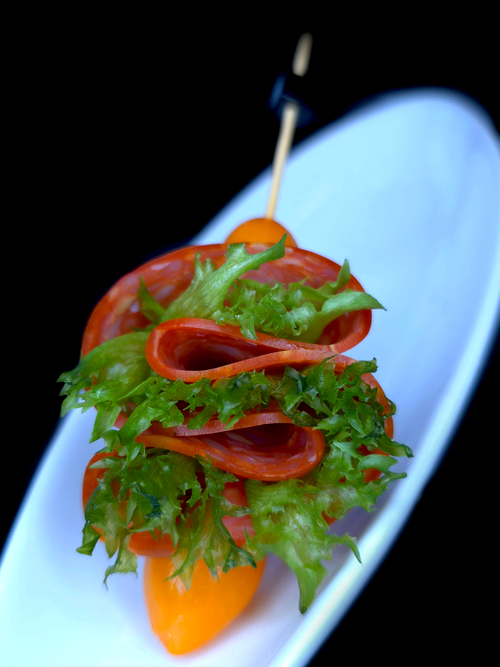 Канапе с колбасой Сальчичен и помидорами Черри