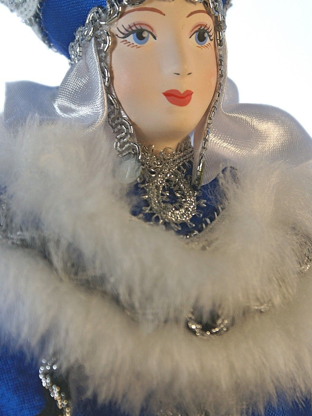 Фарфоровая кукла Боярыня в традиционном зимнем костюме