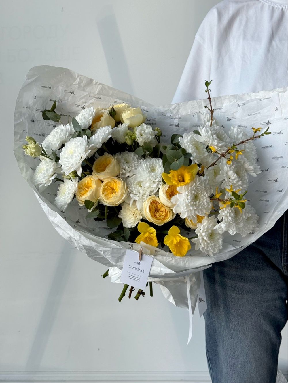 Букет из хризантемы, лизиантуса, нарциссов, кустовых пионовидных роз и эвкалипта